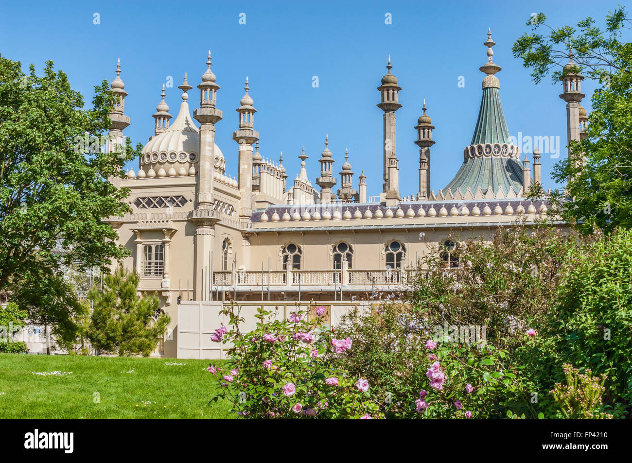 Historischen Royal Pavilion mit Frühlingsblume vor, Brighton. East Sussex, Südengland. Stockfoto