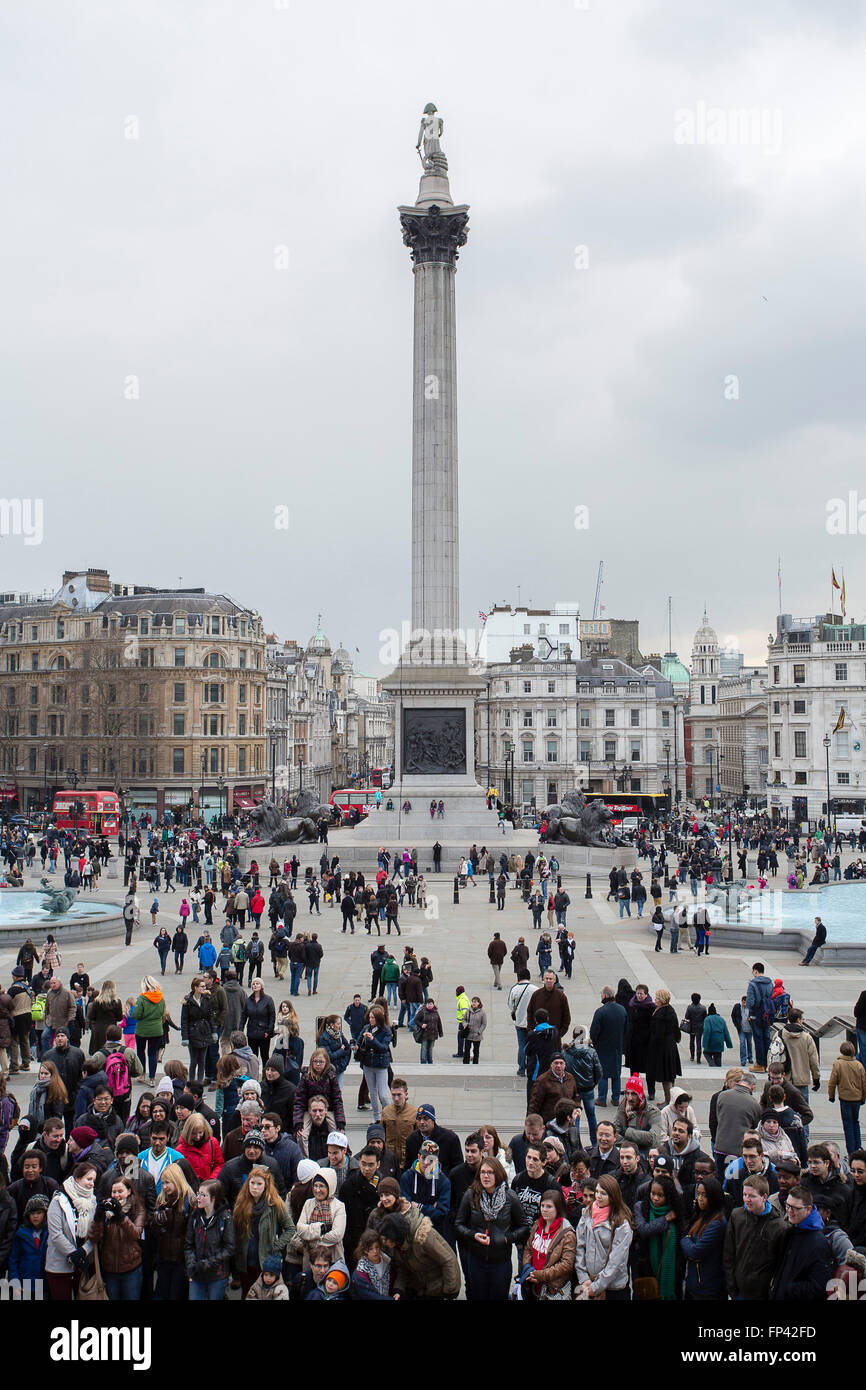 Trafalguar Quadrat, London und Straßenkünstler setzt auf eine Show außerhalb der Natinal Gallery für Touristen Jonglierbälle und balancieren. Stockfoto