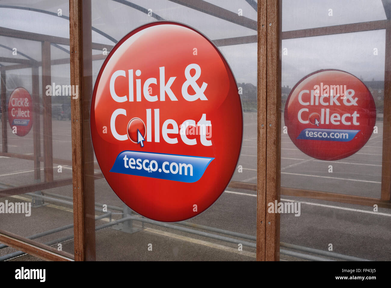 Tesco "Click and Collect" Anzeichen auf eine shopping Trolley Zuflucht in einem Tesco-Parkplatz in Blackpool, Lancashire Stockfoto