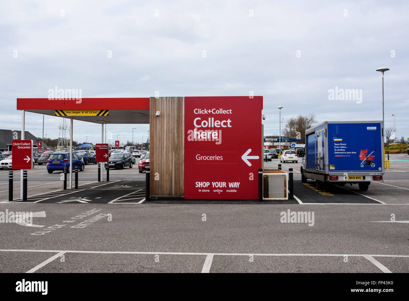 Tesco klicken und sammeln Gebäude und van mitten in ihrem Parkplatz in Blackpool, Lancashire Stockfoto