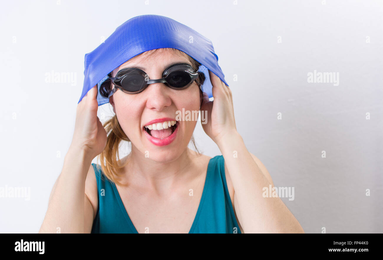 Fröhliches Mädchen mit einer Badehaube bereit für den Sommer Stockfoto