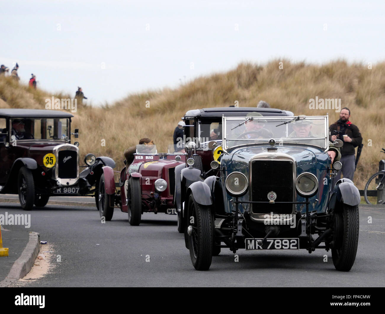 Southport Festival of Speed 16. März 2016. Sir Henry Segrave 90 Jahre alten Rekord am Ainsdale Strand gefeiert. Merseyside.Sir Henry Segrave Sunbeam Tiger zurück an Ainsdale Strand, wo es die Rekordbücher zurück im März 1926 trat, schlagen eine Höchstgeschwindigkeit von 152,33 km/h. Der Supersportwagen traten andere Fahrzeuge angetrieben durch Mitglieder des Oldtimer Club Sunbeam-Talbot-Darracq-registrieren. Alle wurden vor 1935 gebaut. Stockfoto