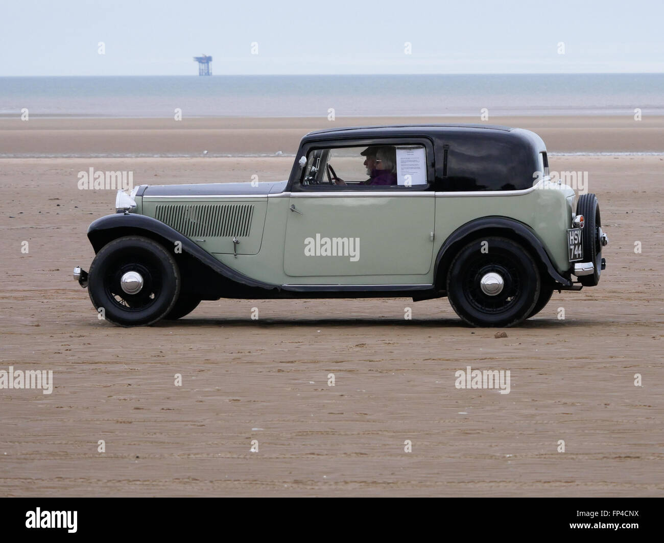 Southport Festival of Speed 16. März 2016. Sir Henry Segrave 90 Jahre alten Rekord am Ainsdale Strand gefeiert. Merseyside.Sir Henry Segrave Sunbeam Tiger zurück an Ainsdale Strand, wo es die Rekordbücher zurück im März 1926 trat, schlagen eine Höchstgeschwindigkeit von 152,33 km/h. Der Supersportwagen traten andere Fahrzeuge angetrieben durch Mitglieder des Oldtimer Club Sunbeam-Talbot-Darracq-registrieren. Alle wurden vor 1935 gebaut. Stockfoto