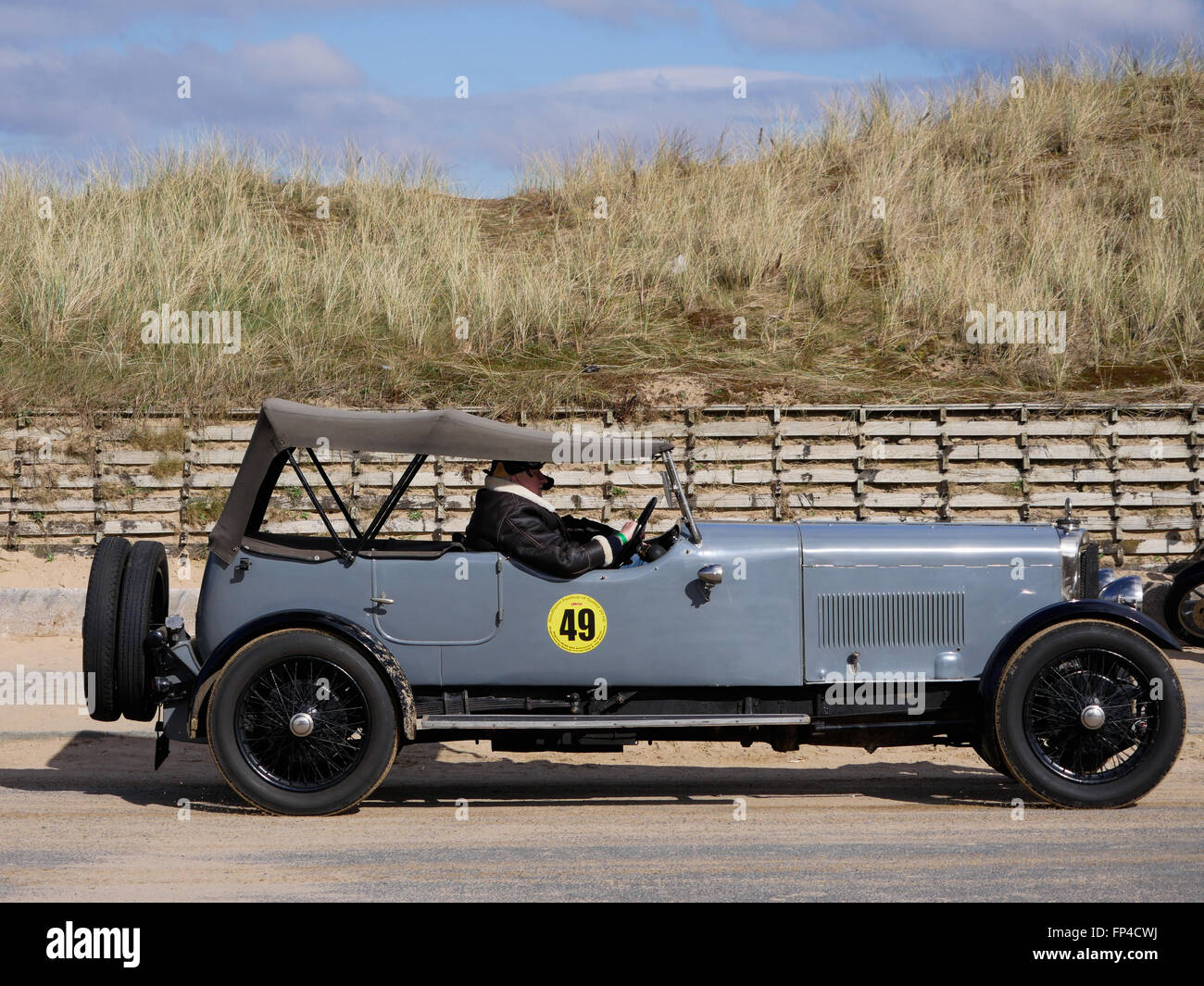 Southport Festival of Speed 16. März 2016. Sir Henry Segrave 90 Jahre alten Rekord am Ainsdale Strand gefeiert. Merseyside.Sir Henry Segrave Sunbeam Tiger zurück an Ainsdale Strand, wo es die Rekordbücher zurück im März 1926 trat, schlagen eine Höchstgeschwindigkeit von 152,33 km/h. Der Supersportwagen traten andere Fahrzeuge angetrieben durch Mitglieder des Oldtimer Club Sunbeam-Talbot-Darracq-registrieren. Alle wurden vor 1935 gebaut. Stockfoto