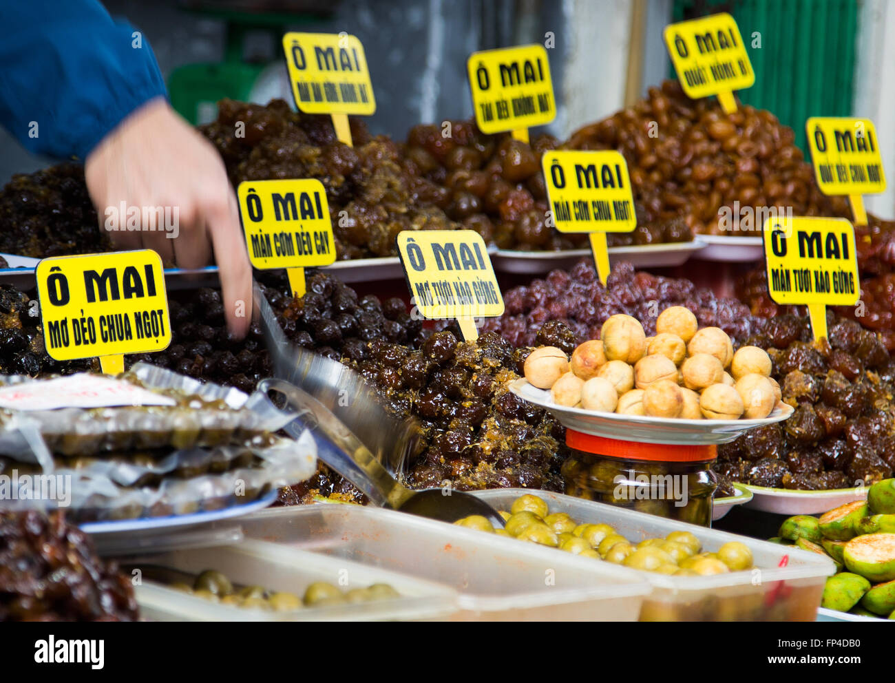 Nahaufnahme von getrocknet und versüßen Sie tropische Früchte zum Verkauf in Hanoi, Vietnam Stockfoto