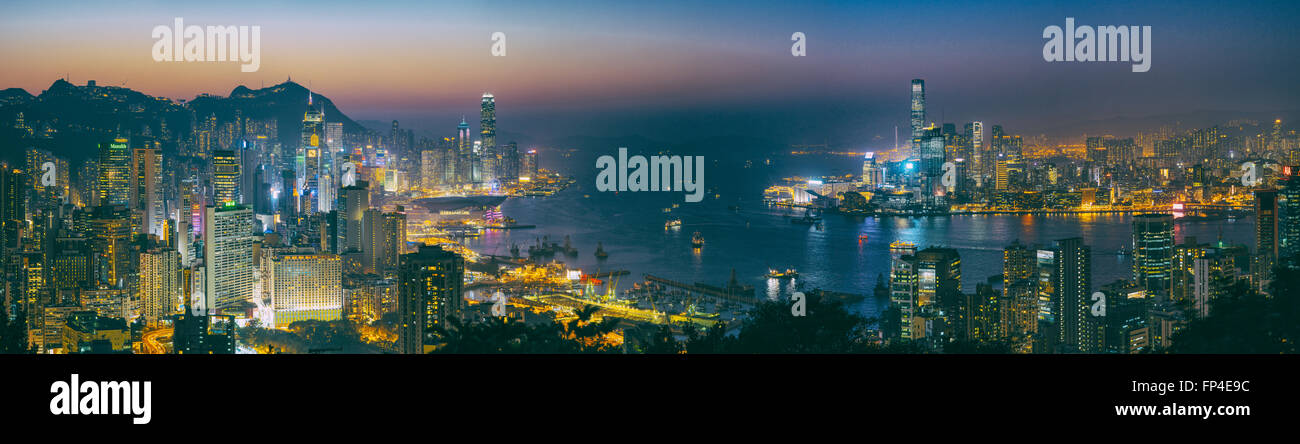 Blick auf Hongkong Victoria Harbour in der Nacht. Stockfoto