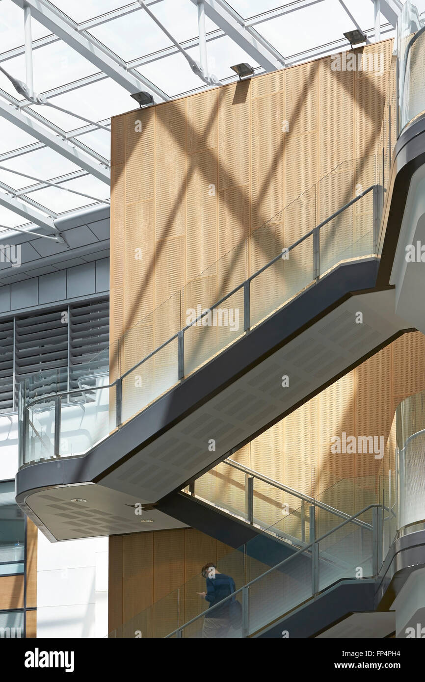 Treppe und Oberlicht. Southmead Hospital, Bristol, Vereinigtes Königreich. Architekt: BDP, 2014. Stockfoto