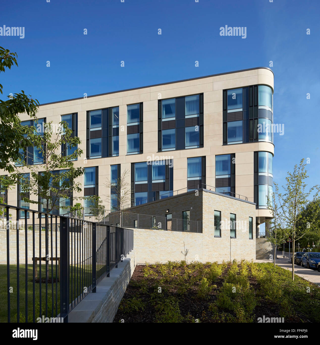 Verkleidung der Fassade mit gebogenen Ecke und doppelter Höhe Fenster wird eingefügt. Southmead Hospital, Bristol, Vereinigtes Königreich. Architekt: BDP Stockfoto