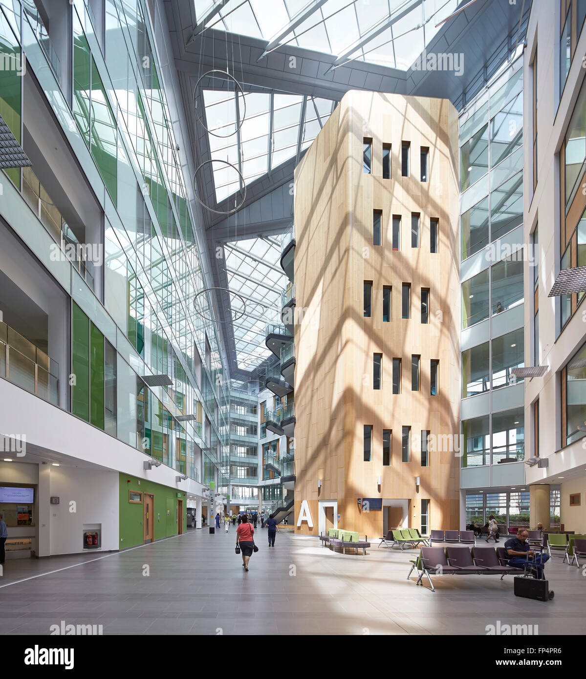 Blick durch große Tageslicht allgemeinen zusammentreffen. Southmead Hospital, Bristol, Vereinigtes Königreich. Architekt: BDP, 2014. Stockfoto