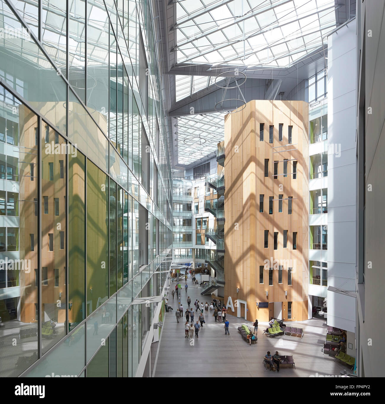 Blick durch große Tageslicht allgemeinen zusammentreffen. Southmead Hospital, Bristol, Vereinigtes Königreich. Architekt: BDP, 2014. Stockfoto