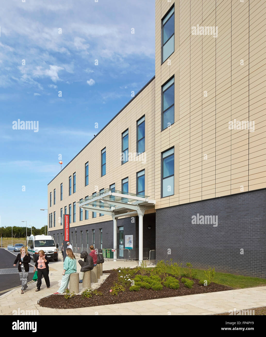 Angelegten Seiteneingang. Southmead Hospital, Bristol, Vereinigtes Königreich. Architekt: BDP, 2014. Stockfoto