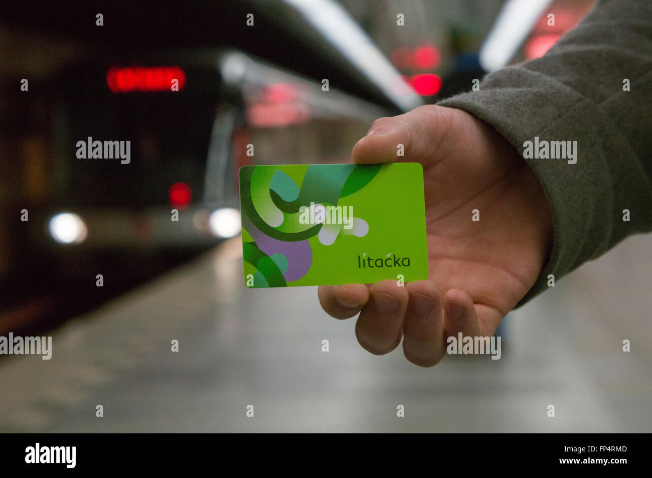 Die problematische smart card Projekt Opencard, von einer privaten Firma betrieben und vom Menschen für den öffentlichen Verkehr in der Stadt zu Zahlen verwendet, wird durch ein neues System, das ausschließlich von kommunalen Einrichtungen verwaltet wird ersetzt werden, Prag Bürgermeister Adriana Krnacova (nicht auf dem Foto) sagte vor Journalisten am 25. Januar. Illustrative Fotos, vom 15. März 2016, zeigt neue Karte namens "Litacka'. Stockfoto