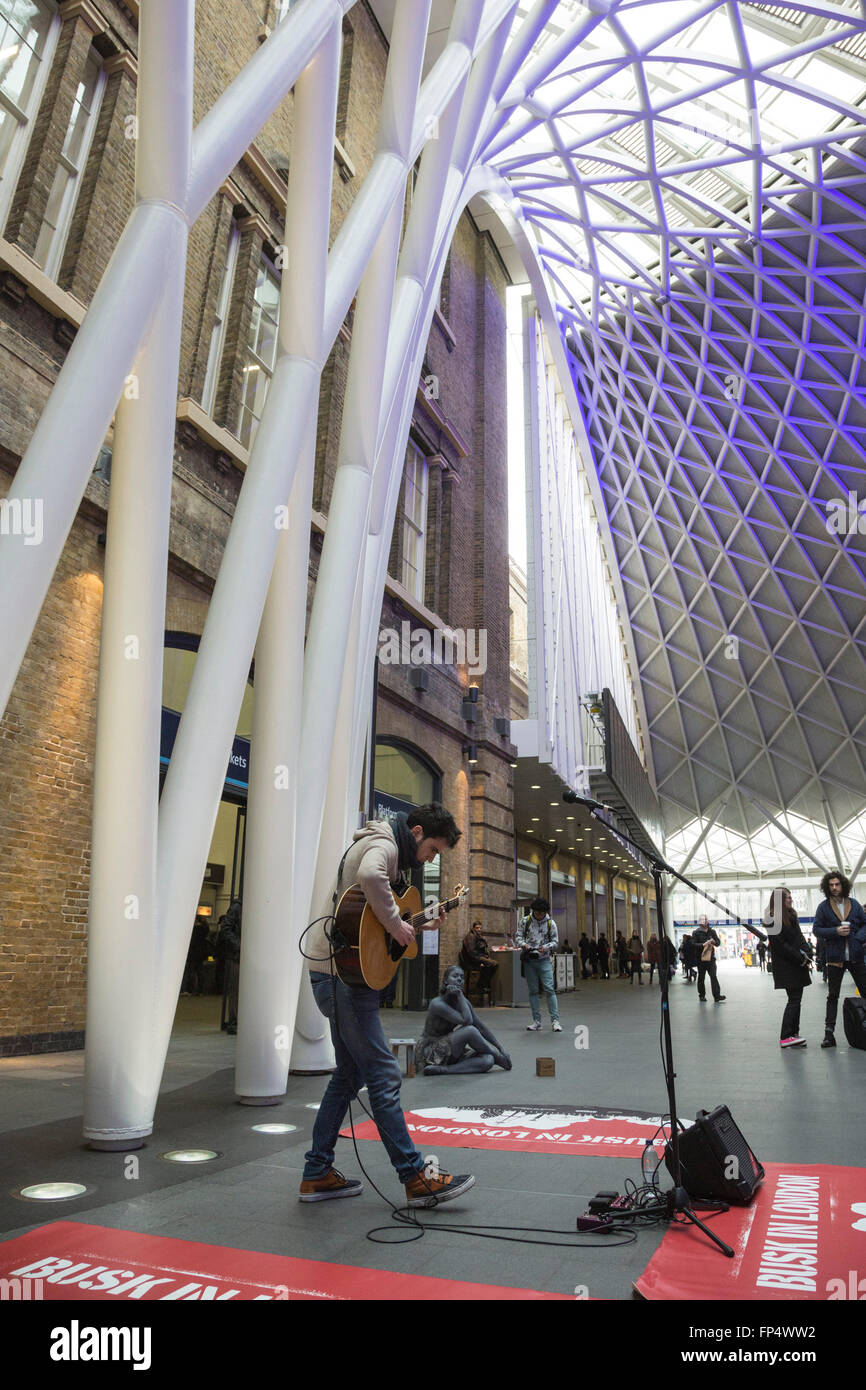 London, UK. 16. März 2016. Luca Fiore, Gewinner des 2015 Busk in London Wettbewerb führt auf das Zusammentreffen der Kings Cross Station. Stockfoto