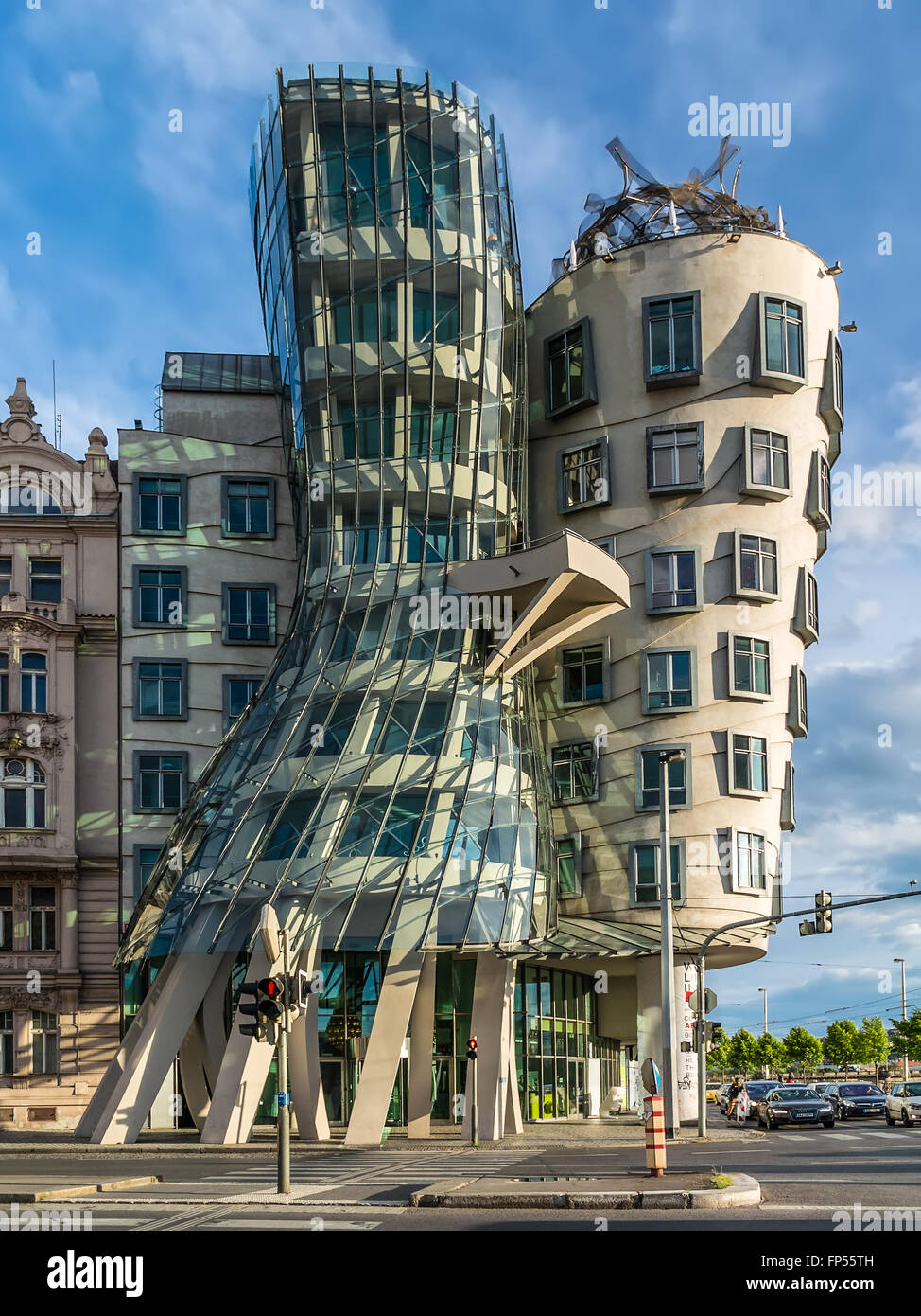 Das Tanzende Haus, Prag, Tschechische Republik, Europa. Andere haben es den Spitznamen "Betrunken Haus". Stockfoto