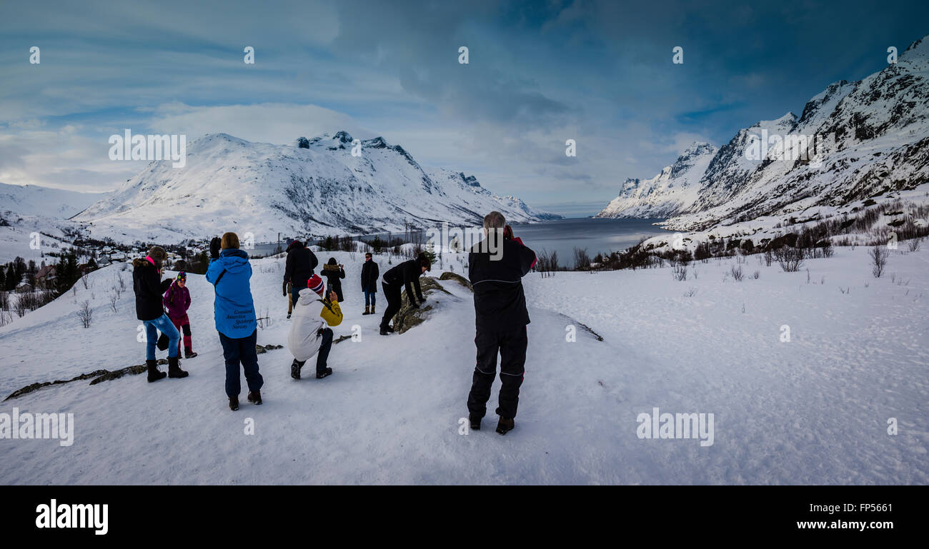 Touristen genießen Arktis Norwegen-Landschaft in der Nähe von Tromsø. Stockfoto