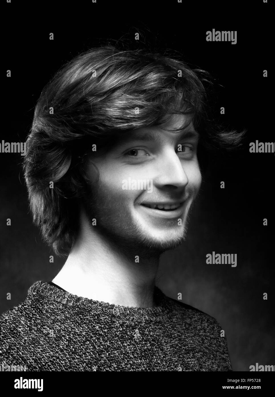 Porträt eines jungen Mannes mit braunen Haaren. Stockfoto