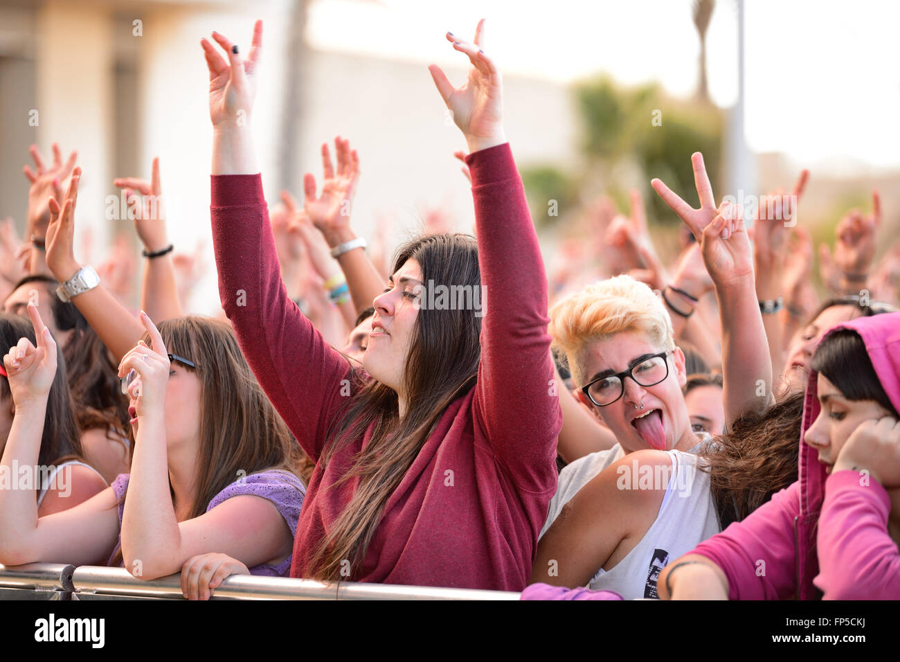 BARCELONA - 23 Mai: Mädchen aus dem Publikum vor der Bühne anfeuern ihrer Idole in der Primavera-Pop. Stockfoto