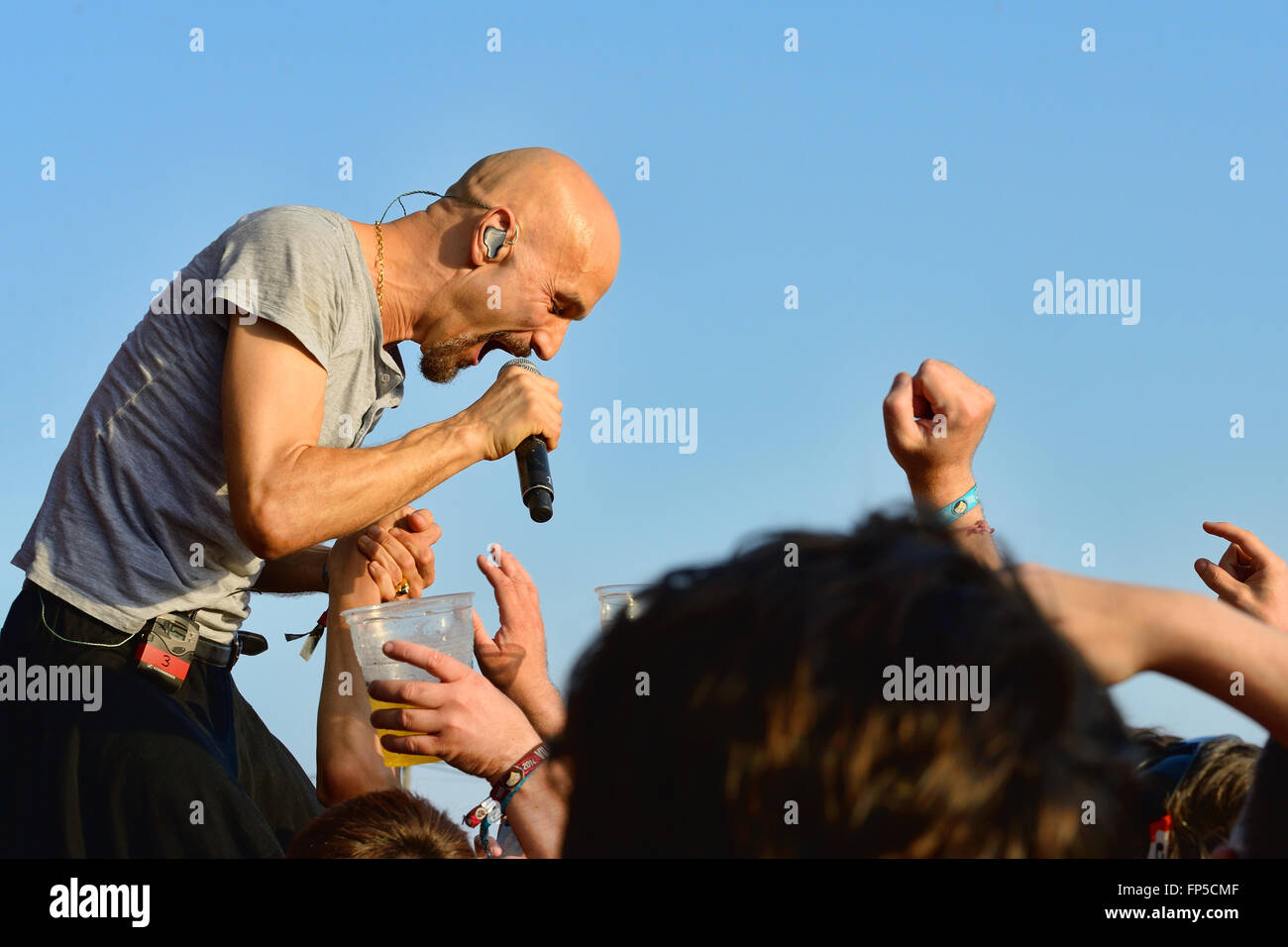 BENICASSIM, Spanien - 17 Juli: Der Frontmann von James (Band) wird von den Fans beim FIB Festival gefeiert. Stockfoto