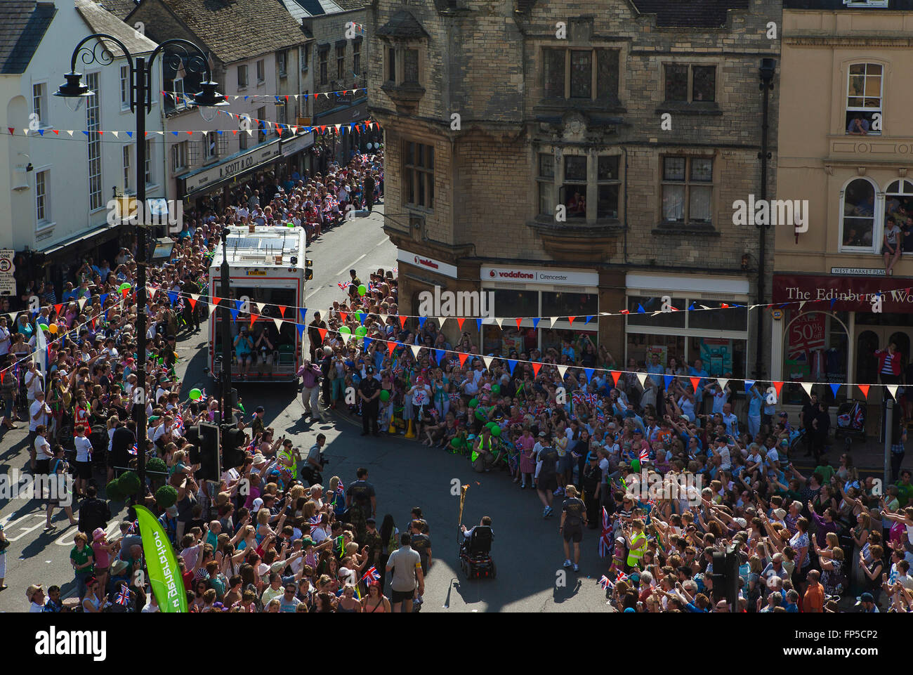 Die london 2012 olympische Fackellauf erreicht cirencester in gloucestershire auf seiner Tour durch Großbritannien vor den Sommerspielen heute 23. Mai 2012. Die Fackel in seinem Rollstuhl trägt Mark chard (44), der Kleinhirnpalsay hat, Mark ist ein paralympischer Schwimmer. © stephen Shepherd - 07798 836147 - keine Verwendung ohne vorherige Vereinbarung. Stockfoto