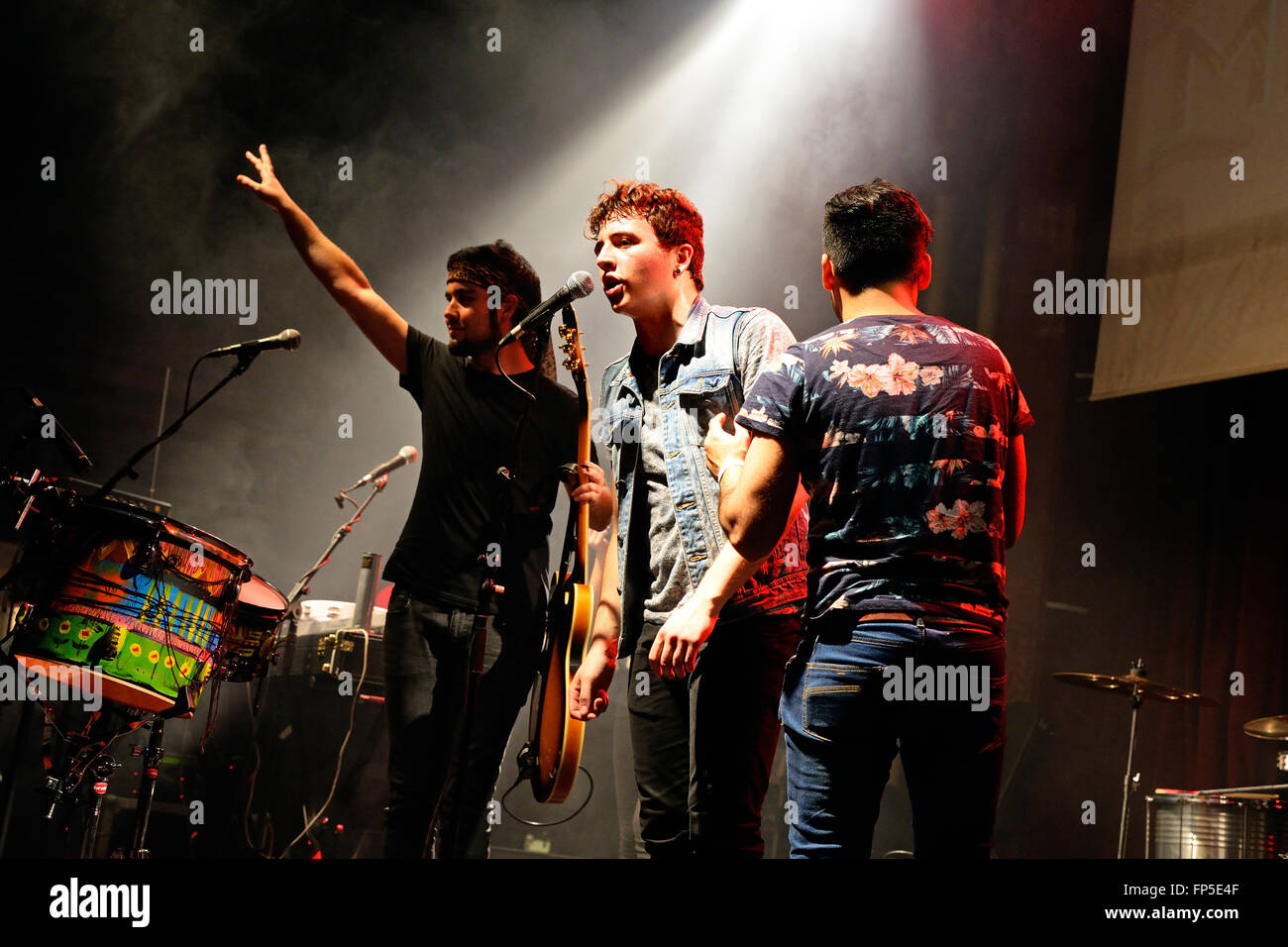 BARCELONA - DEC 05: Miremonos (spanische Band) führt auf Apolo (Ort) am 5. Dezember 2014 in Barcelona, Spanien. Stockfoto