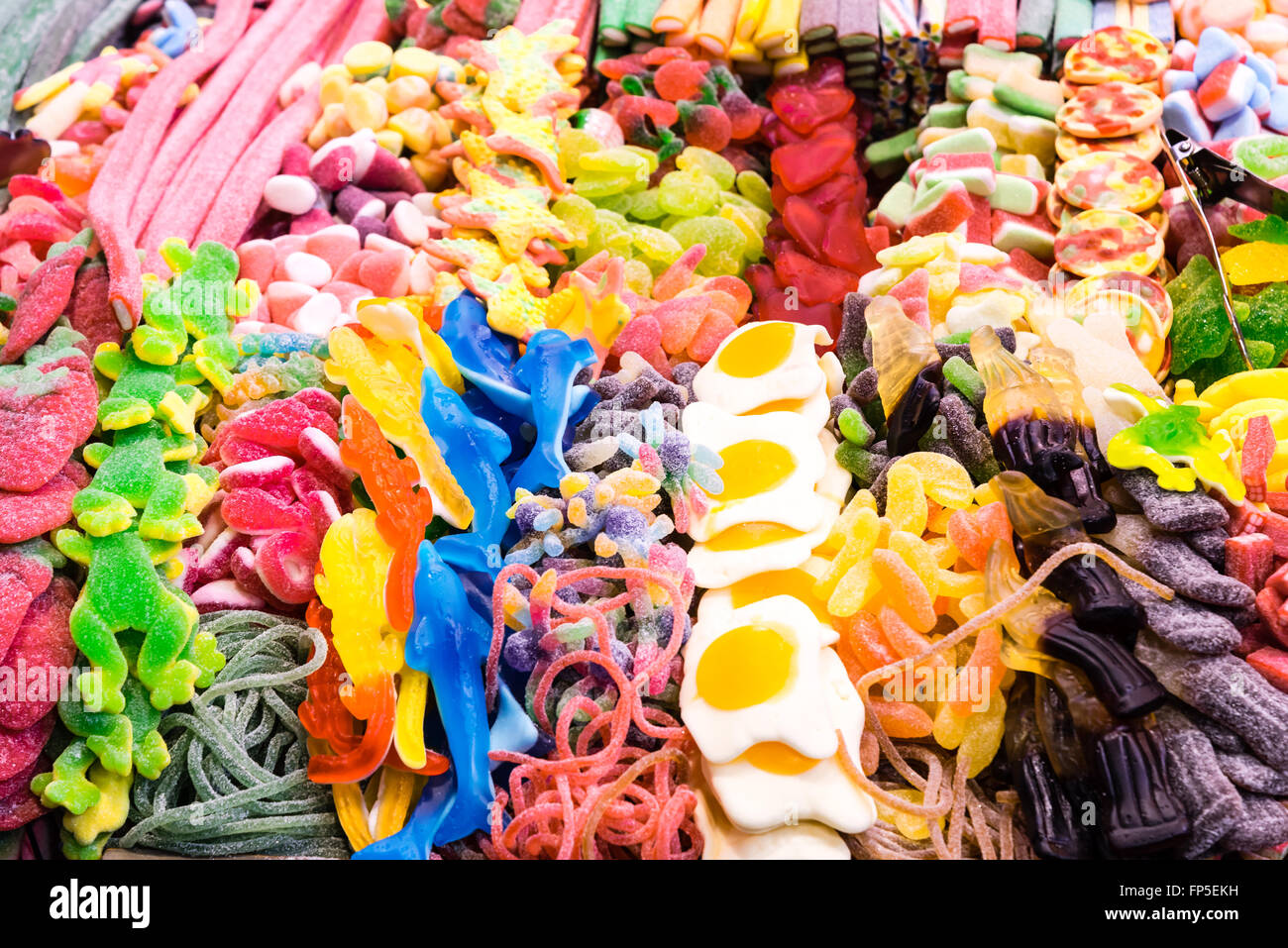 bunte Süßigkeiten auf dem Display auf einem Markt Stockfoto