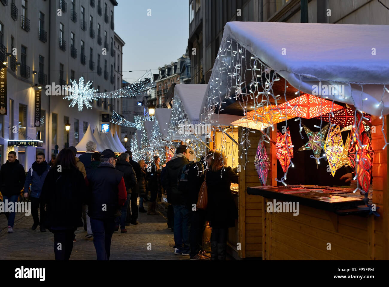 Nachtbeleuchtung des Zentrums der Stadt während der Winter-Wunder-2015 feste und Weihnachtsmärkte am 4. Dezember 2015 in Bru Stockfoto