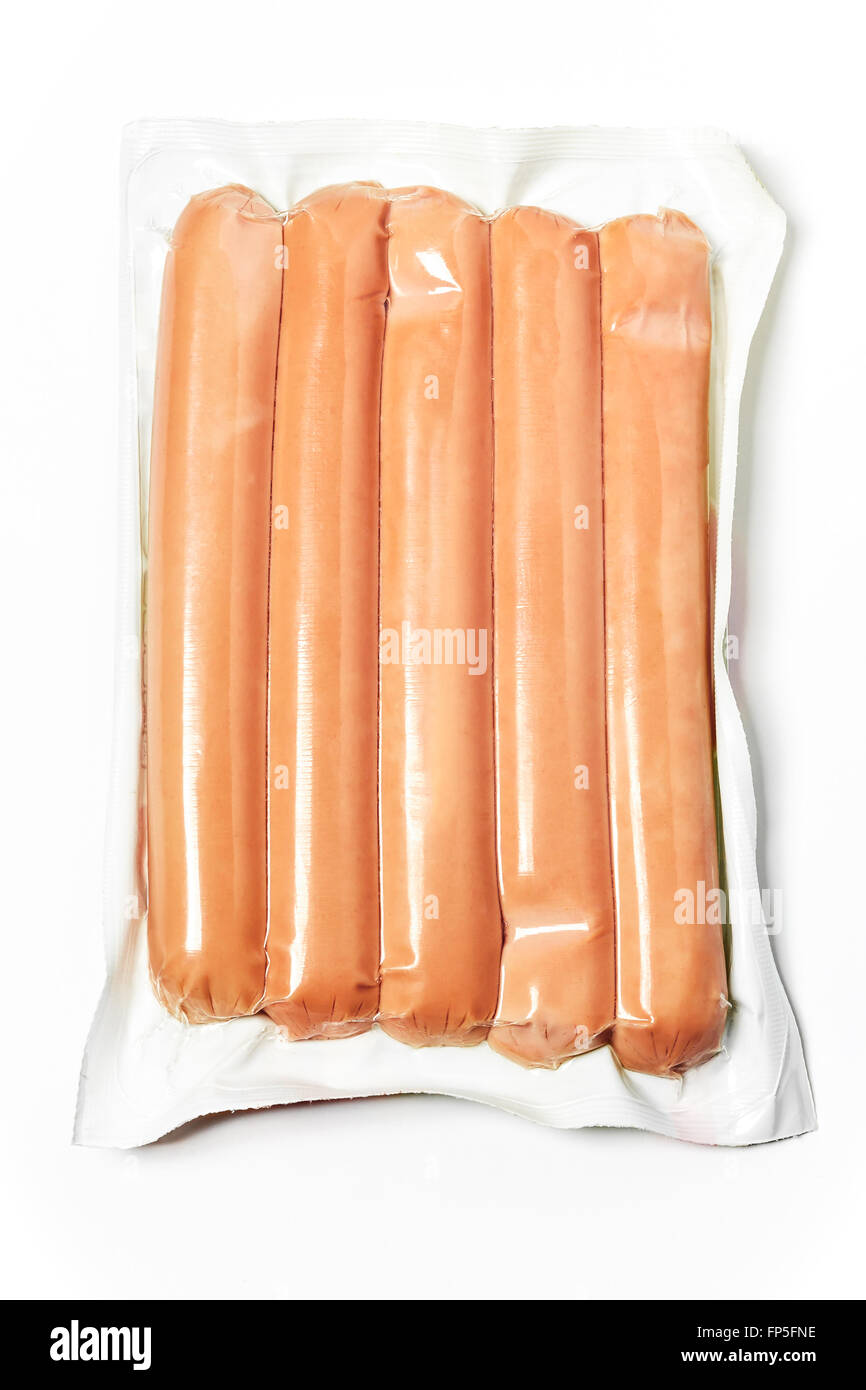 Pack von rohen Hot Dogs in Kunststoffverpackungen isoliert auf weißem Hintergrund Stockfoto