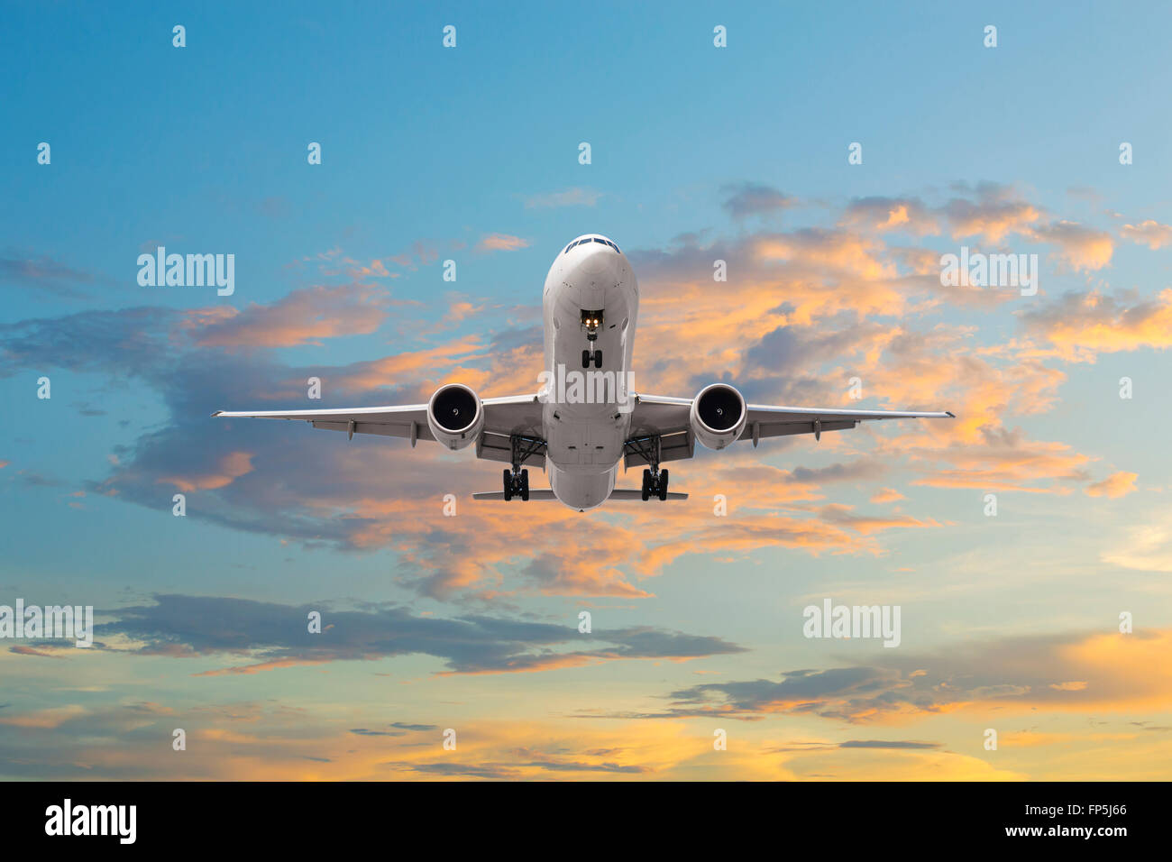 Flugzeug Start im Sonnenaufgang Stockfoto