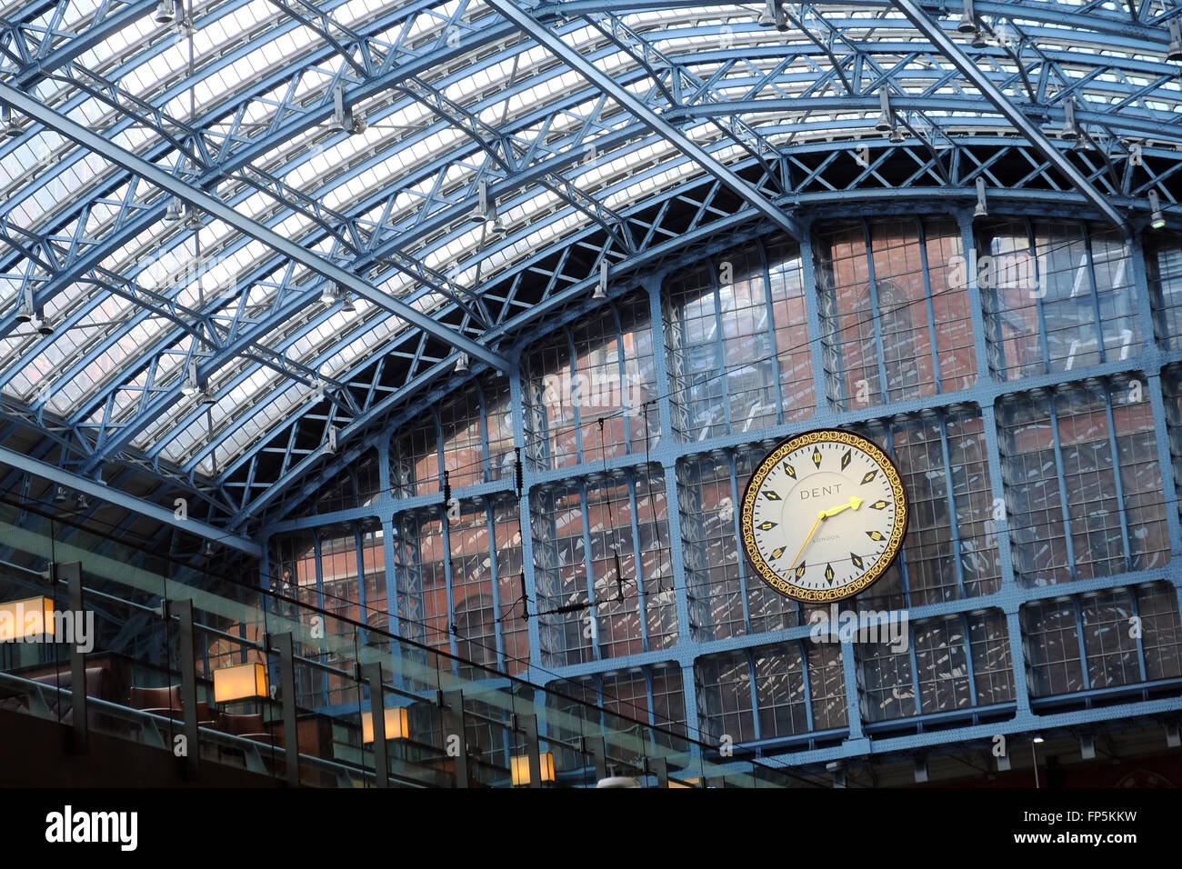 Die Uhr über die Bahnhofshalle in St. Pancras International Railway Station in London, England, UK, Europa. Stockfoto