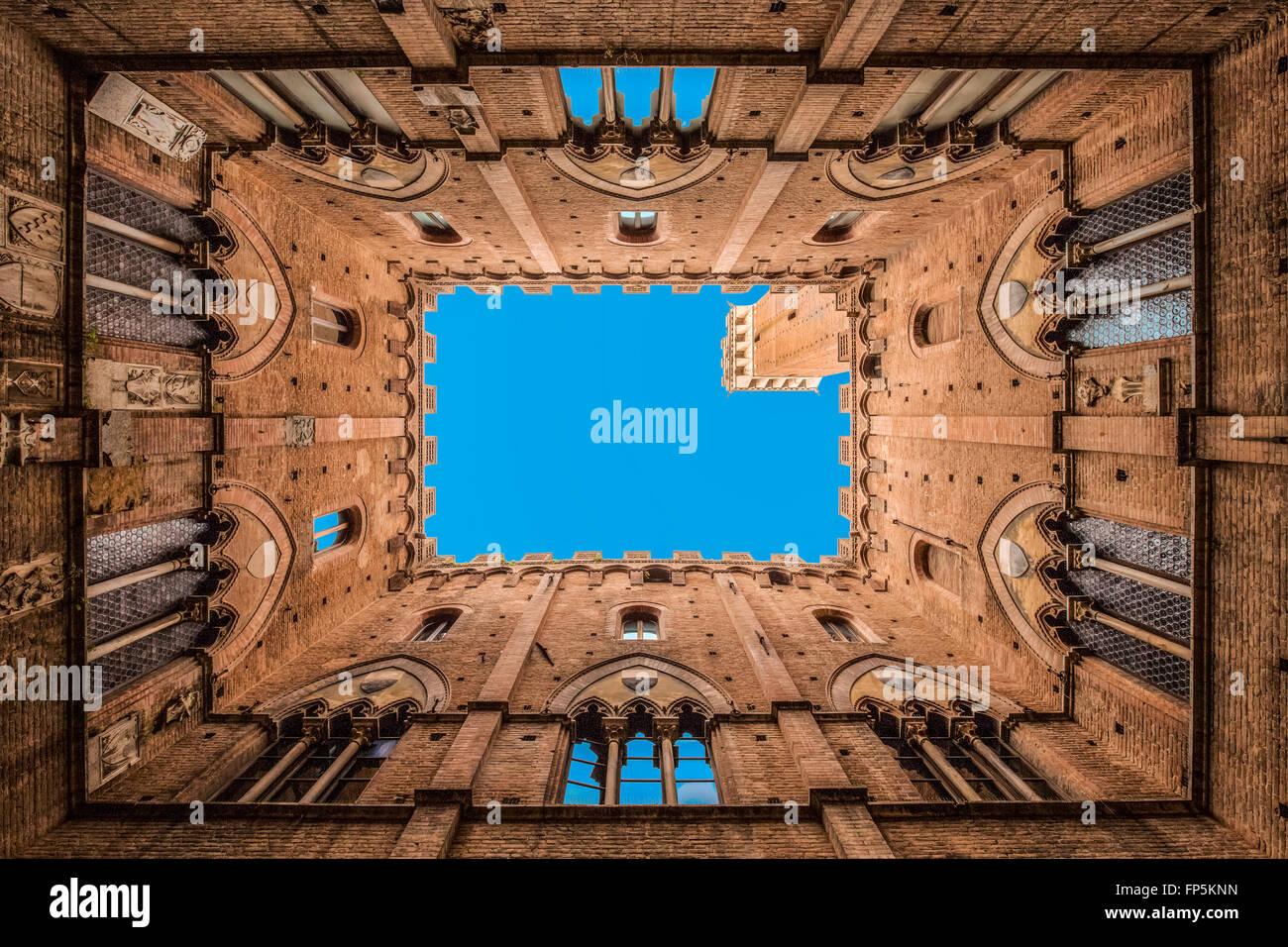 Einen ungewohnten Blick auf den Turm des Mangia in Siena, Siena, Toscana, Italia, Italien Stockfoto