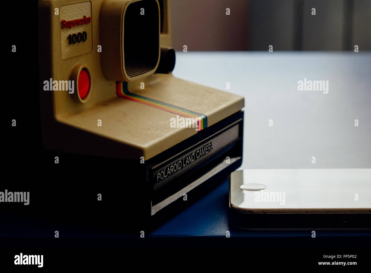 1980er Jahre Polaroid-Film-Kameras wurden ersetzt durch moderne Smartphones zum Fotografieren Stockfoto