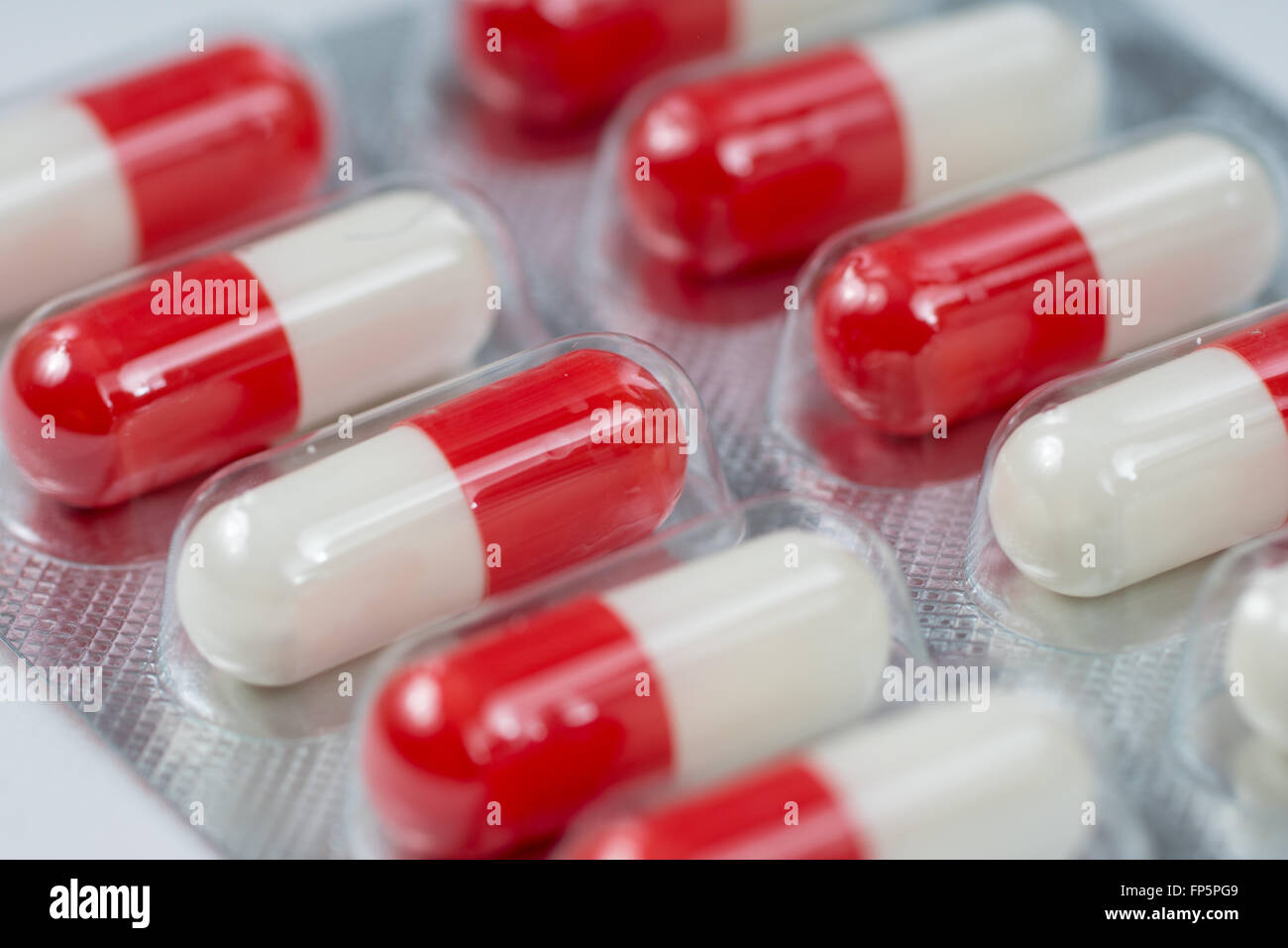 weiße und rote antibiotische Kapseln Stockfoto