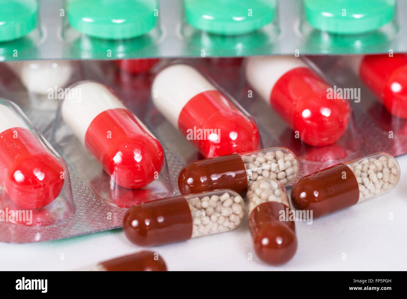 Grün, braun und weiß-roten antibiotische Kapseln Stockfoto