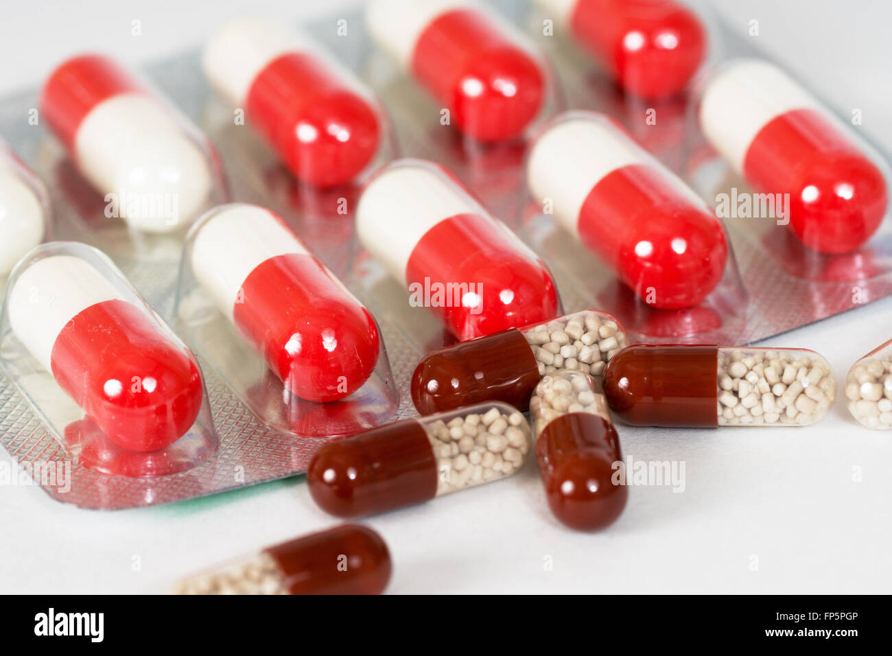 braun-weiß-roten antibiotische Kapseln Stockfoto