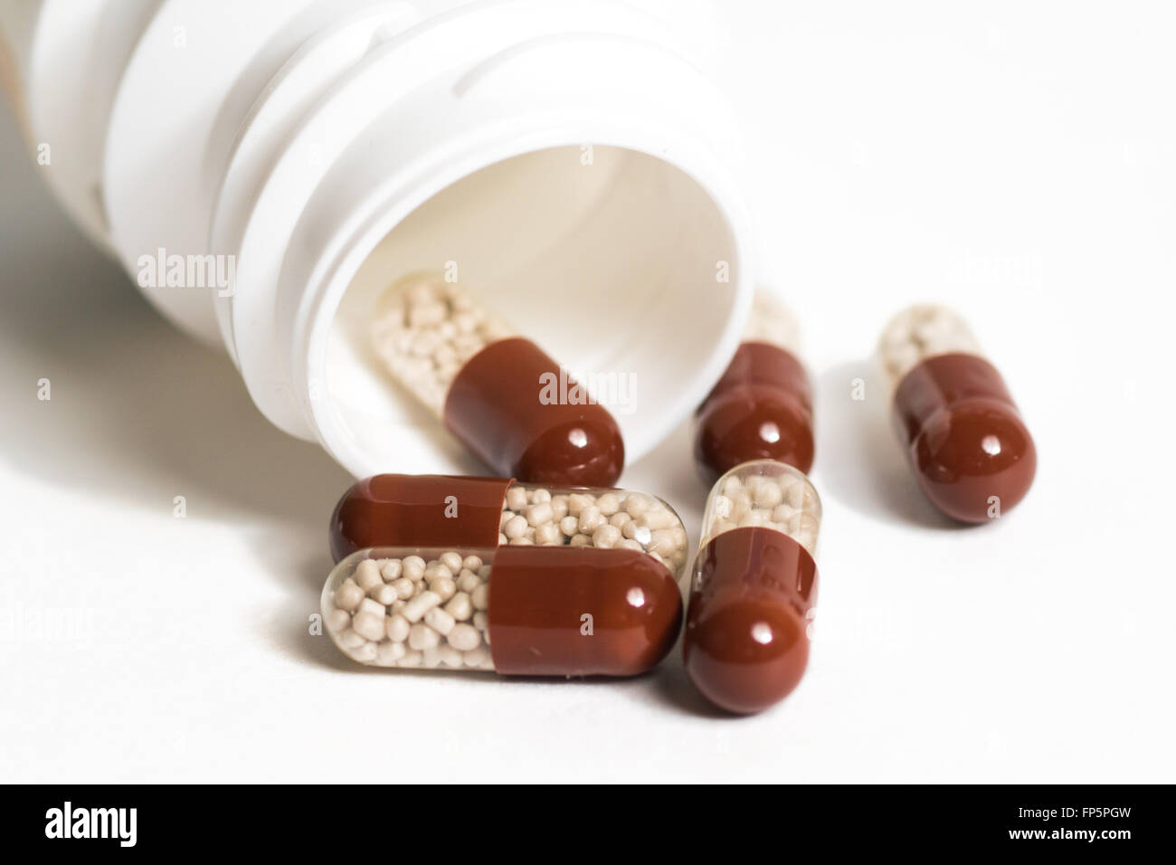 braune antibiotische Kapseln mit Flasche Stockfoto