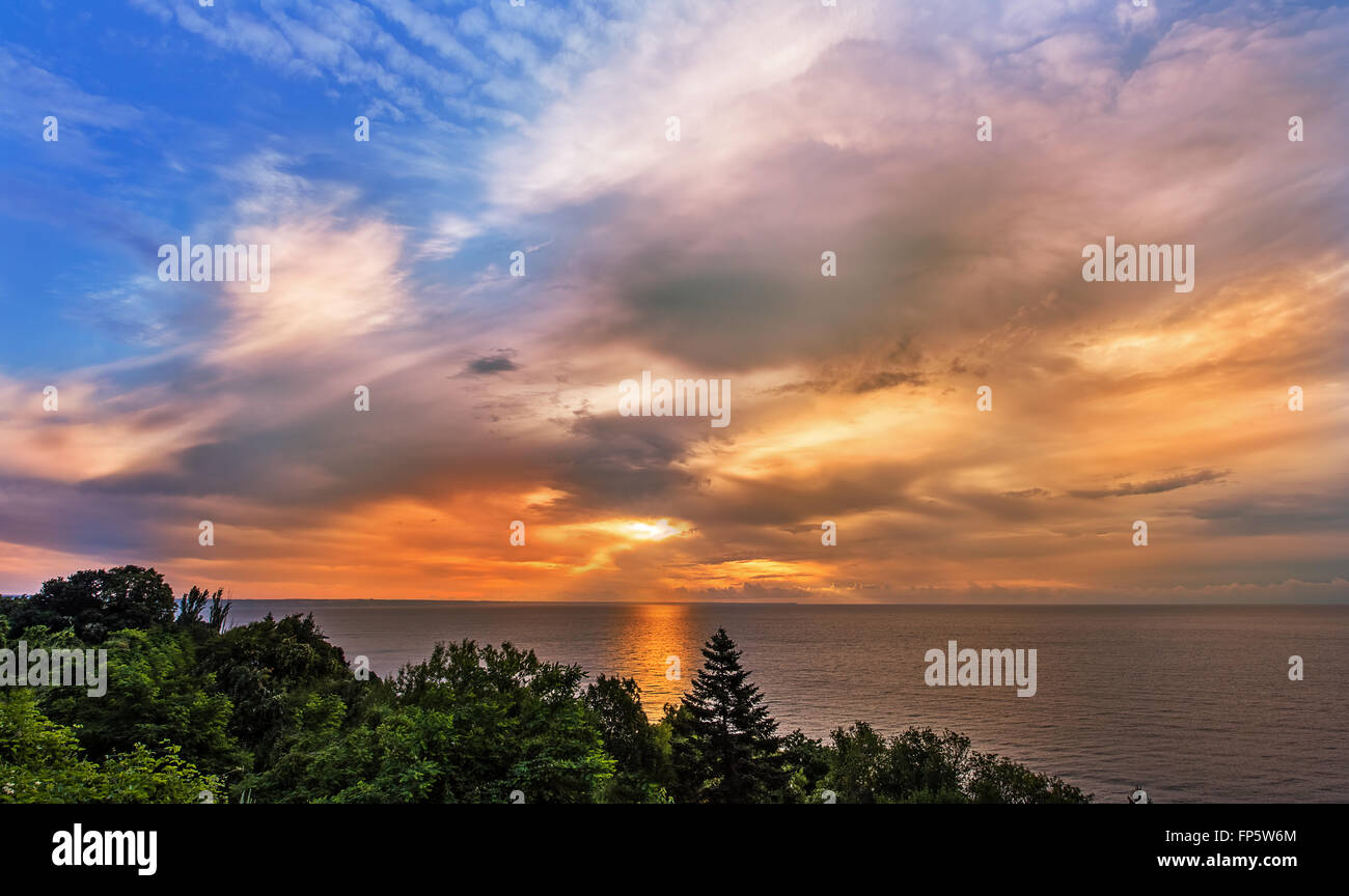 Sonnenaufgang im Meer. Stockfoto