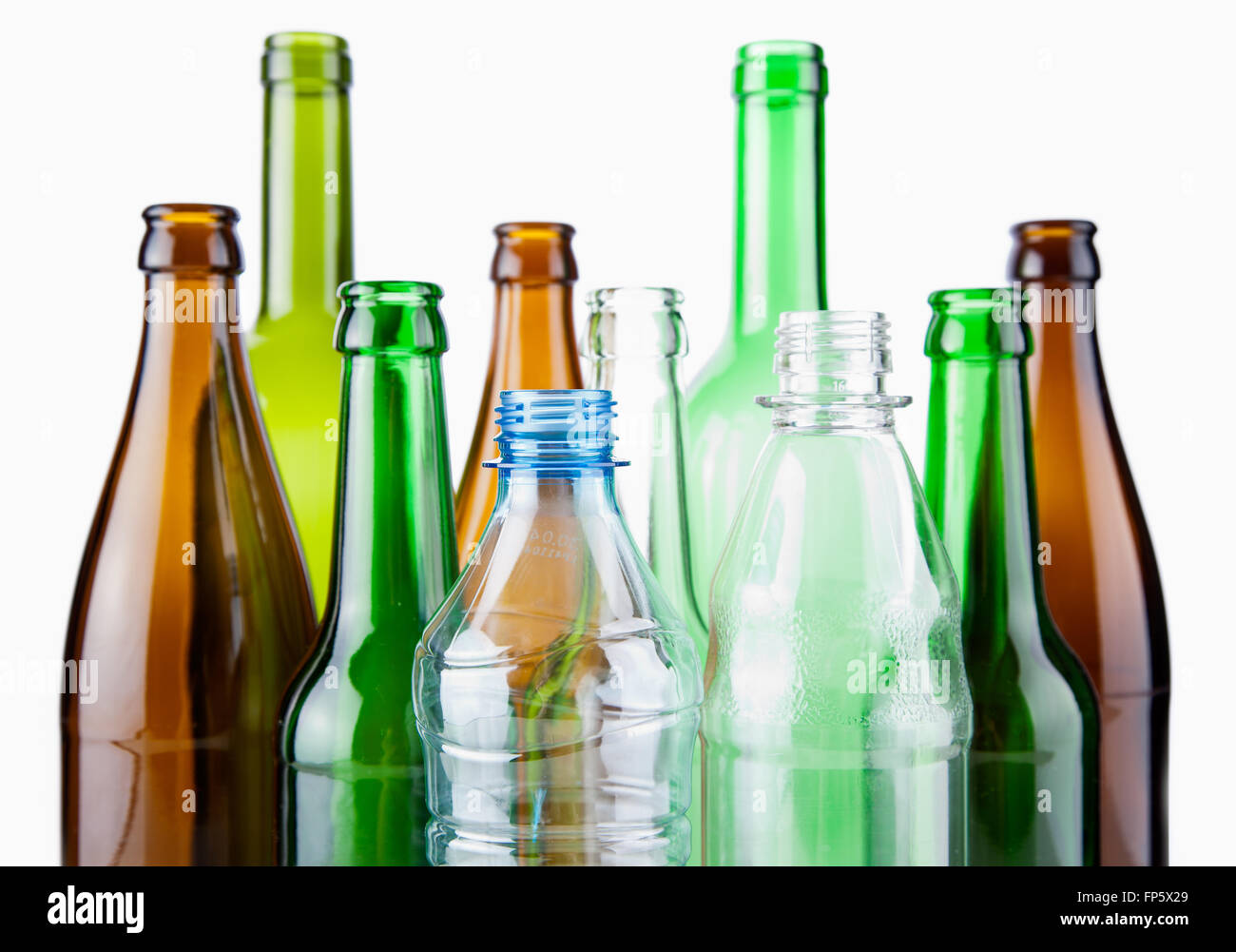 Leere Flaschen Nahaufnahme isoliert auf weißem Hintergrund Stockfotografie  - Alamy