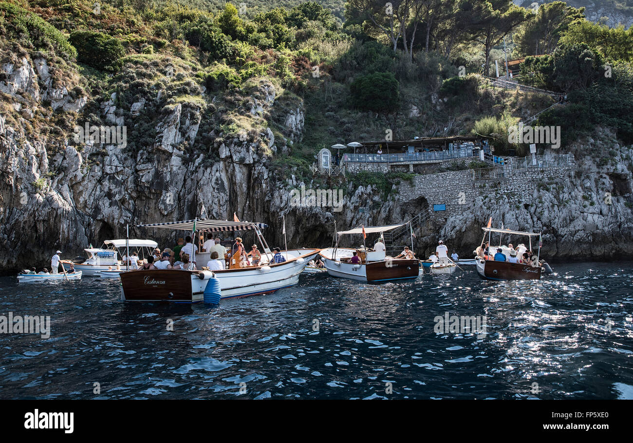 Touristischen Ausflugsboote warten auf Zugriff auf die Blaue Grotte, Anacapri, Kampanien, Italien Stockfoto