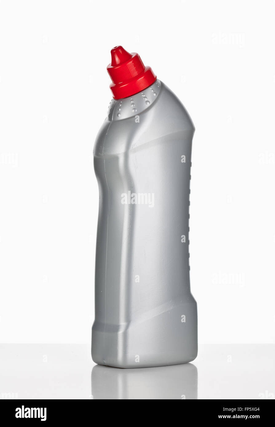 Flasche mit Reinigung Versorgungsmaterialien oder Motoröl isoliert auf weißem Hintergrund Stockfoto
