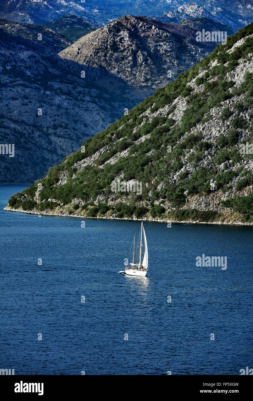 Segelboot erkunden der malerischen Bucht von Kotor, Montenegro Stockfoto
