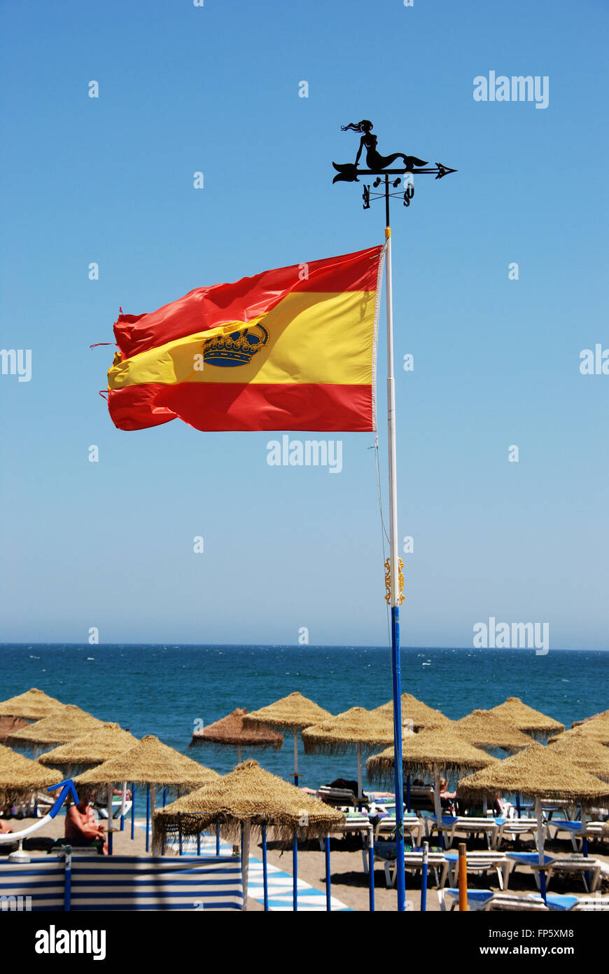 Spanische Flagge, Playa de Santa Ana, Benalmadena, Provinz Malaga, Costa  del Sol, Andalusien
