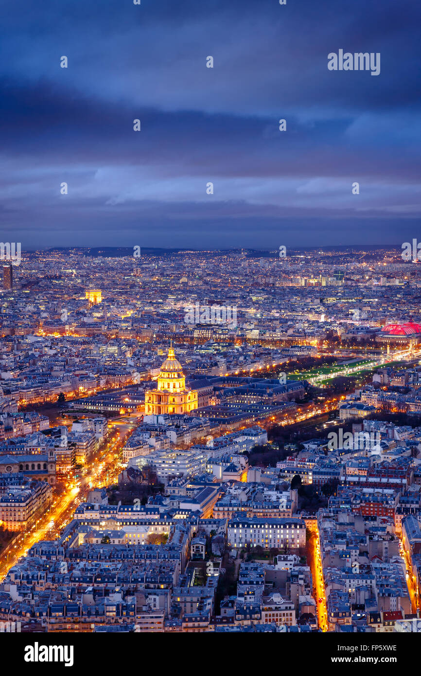 Luftaufnahme von Paris in der Dämmerung mit dem Invalidendom und Armeemuseum am Center und dem Triumphbogen in der Ferne. Frankreich Stockfoto
