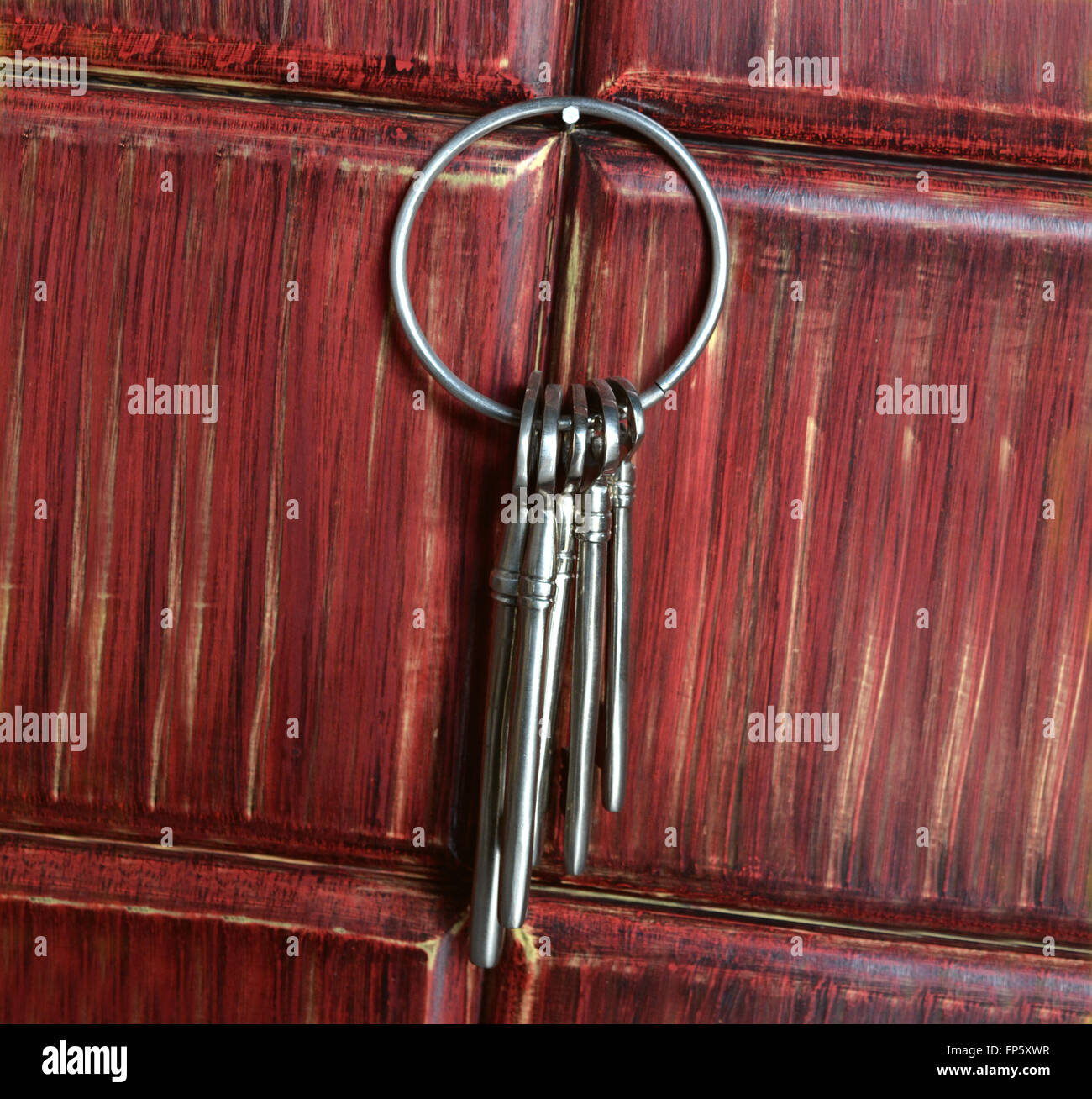 Antike Schlüssel mit Ring an der Wand hängen. Stockfoto