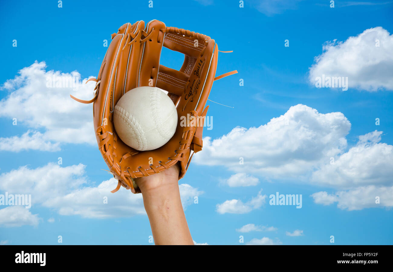 Hand für Kinder für den Fang von Softball mit Handschuh auf blau sky blue sky Stockfoto