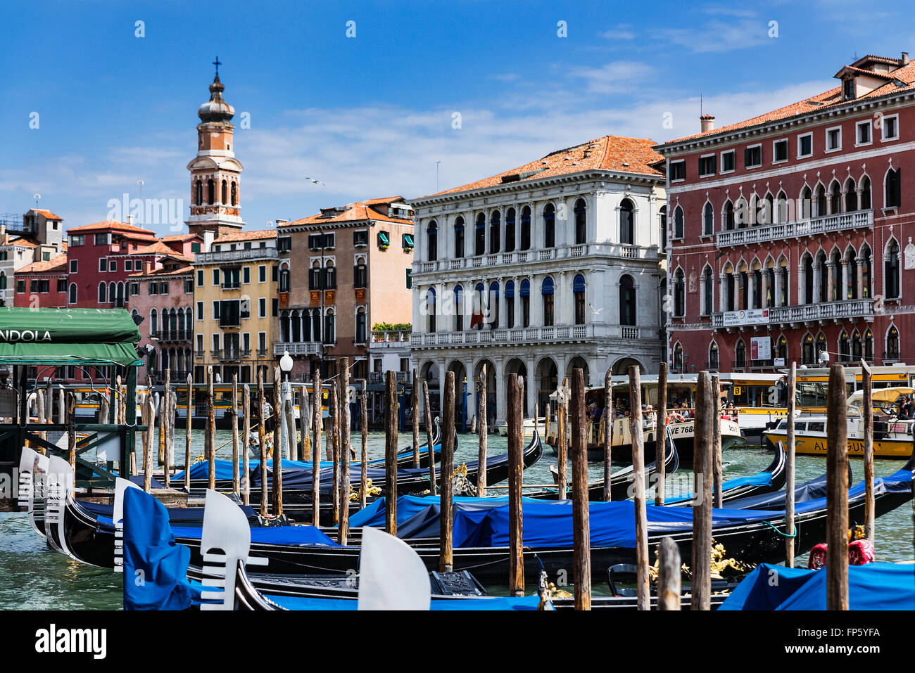 Gondel gleitet entlang des Canal Grande, Venedig, Italien Stockfoto