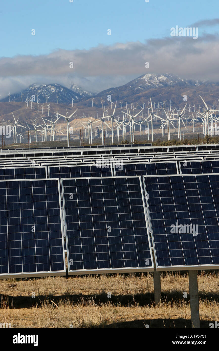 Sonnenkollektoren und Wind Mühle Stromerzeugung in der Nähe von Mojave, Kalifornien Stockfoto