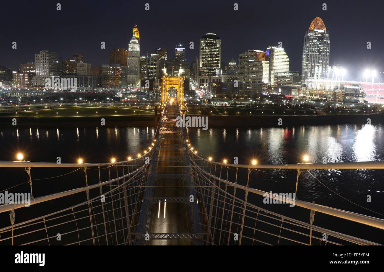 John A. Roebling Hängebrücke über den Ohio River zwischen Cincinnati, Ohio und Covington, Kentucky. Stockfoto