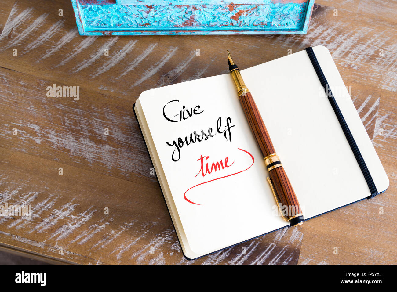 Retro-Effekt und getönten Bild eines Füllfederhalters auf einem Notebook. Handgeschriebener Text geben Sie sich Zeit als Konzept Geschäftsbild Stockfoto