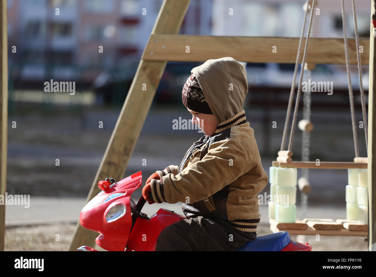 Kinder spielen auf dem Spielplatz. zeitigen Frühjahr Stockfoto