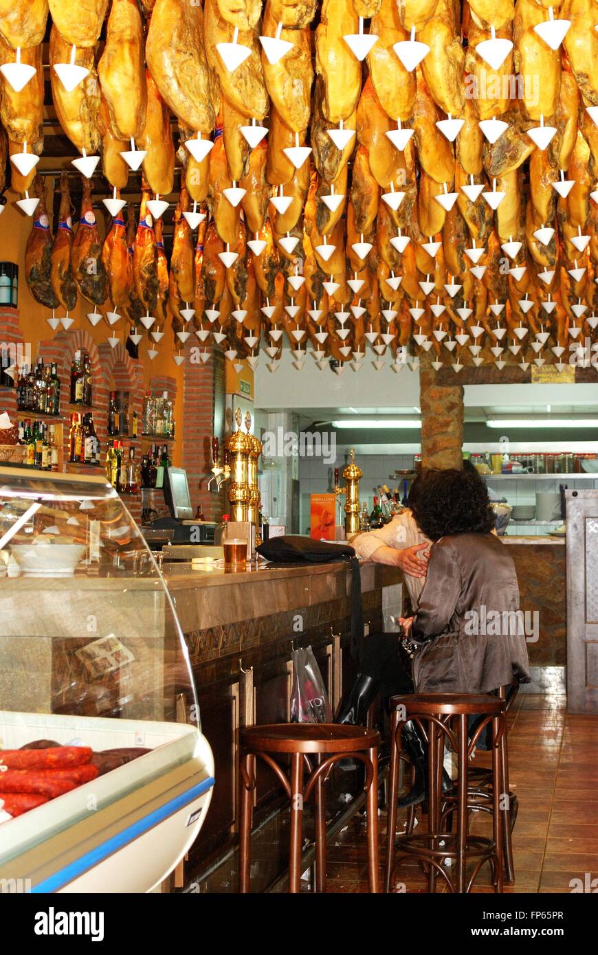 Bar mit Beinen aus Jamon Serrano an Decke direkt an der Plaza Nueva (Catolicos), Granada, Provinz Granada, Andalusien, Stockfoto